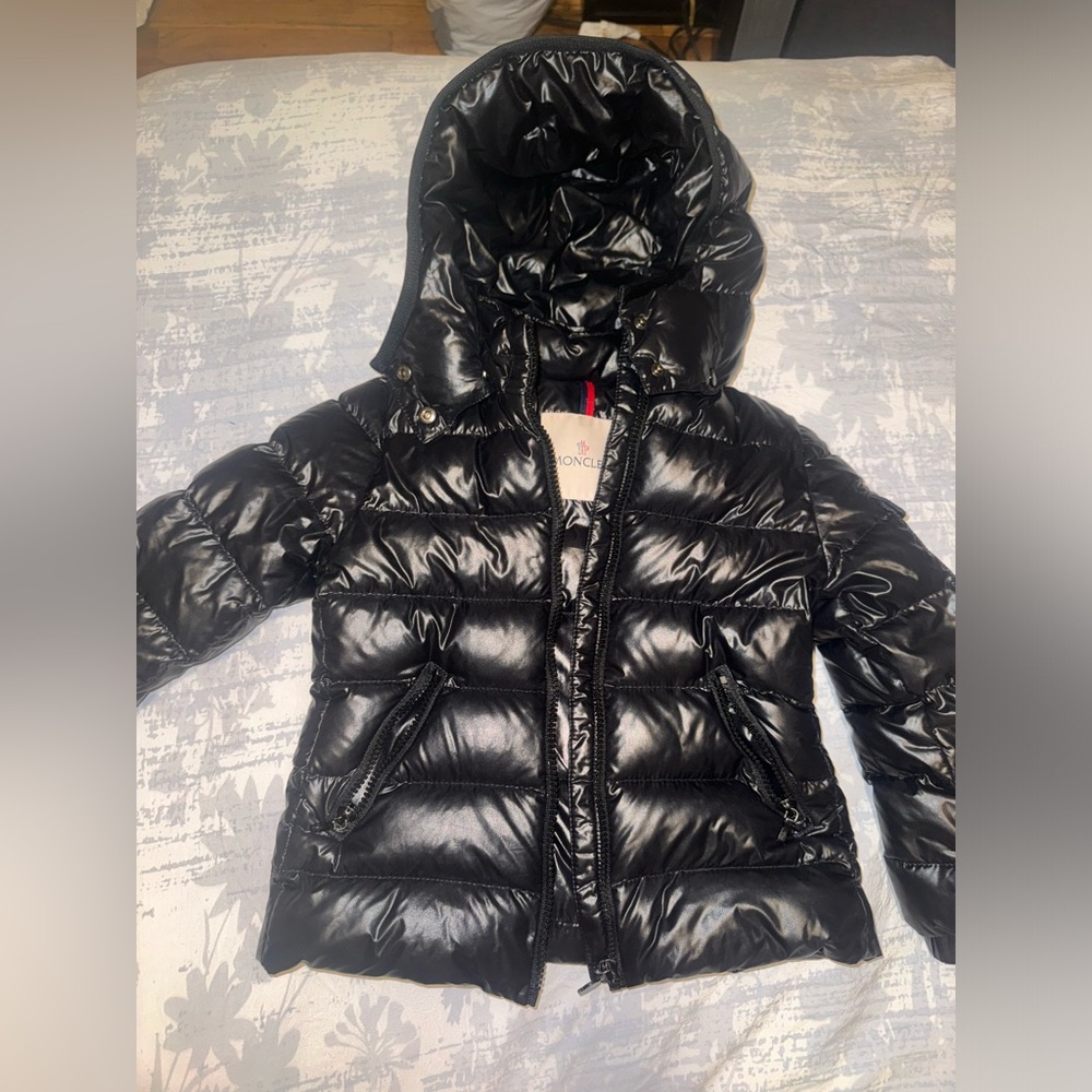 Moncler Maya Hooded Jacket Kids gently worn , in Great condition size 5 US